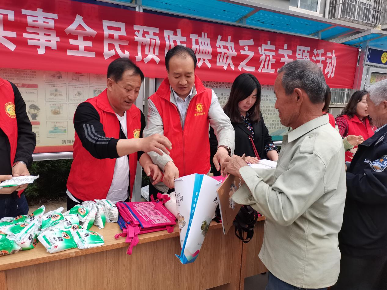 清涧县工业商贸局走进上七里湾社区开展全民预防碘缺乏症志愿服务活动
